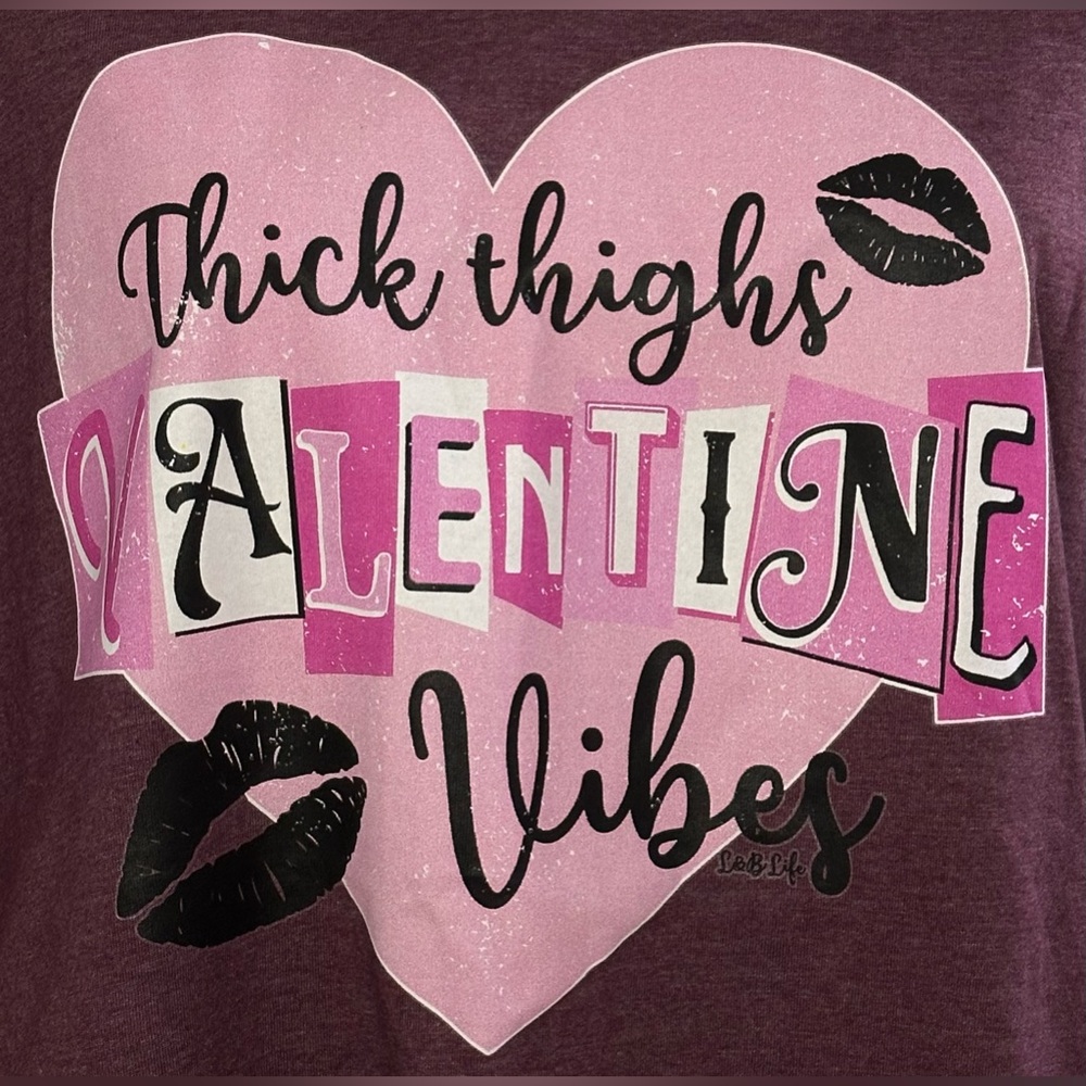 Women’s NWOT Valentine’s Day Graphic T-shirt Burgundy Thick Thigh Vibes Hearts - Picture 3 of 5